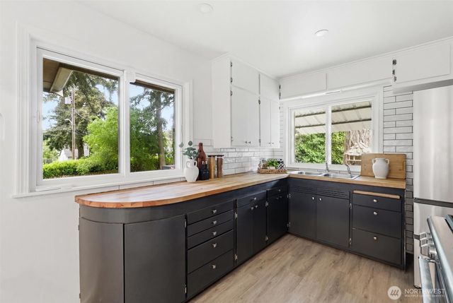 1027 S 124th Street, Seattle, WA 98168
