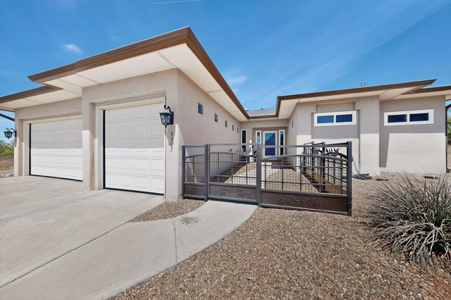 9507 Corona Avenue NE, Albuquerque, NM 87122