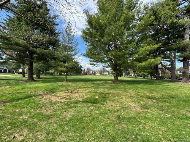 16 Middle Drive, Manhasset, NY 11030