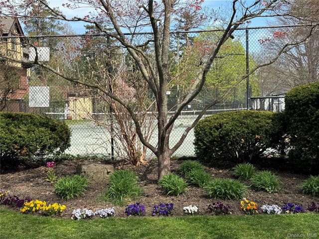 16 Middle Drive, Manhasset, NY 11030