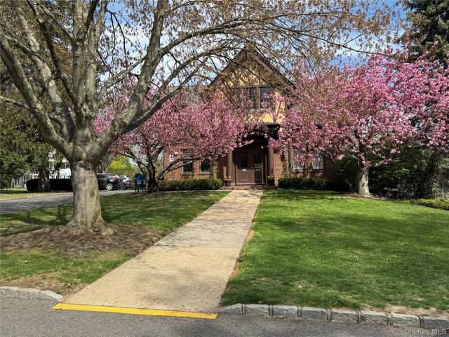 16 Middle Drive, Manhasset, NY 11030