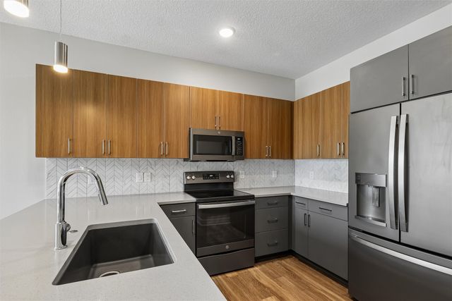 400 SW 7th Street 203, Des Moines, IA 50309
