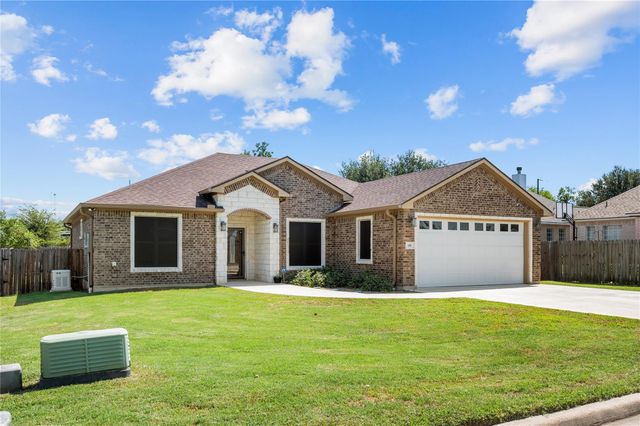 600 Olde Oaks Circle, Madisonville, TX 77864