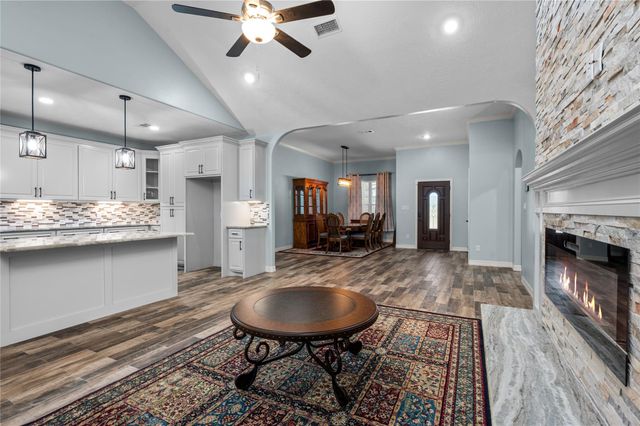 600 Olde Oaks Circle, Madisonville, TX 77864