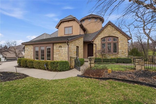 7060 N National Drive, Parkville, MO 64152