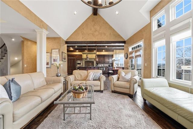 7060 N National Drive, Parkville, MO 64152