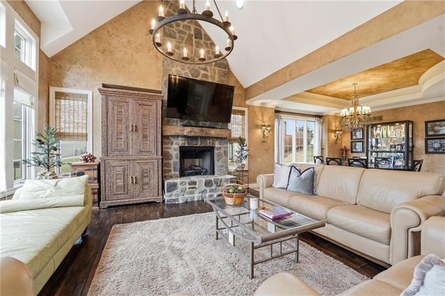 7060 N National Drive, Parkville, MO 64152