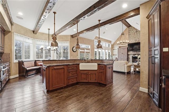 7060 N National Drive, Parkville, MO 64152