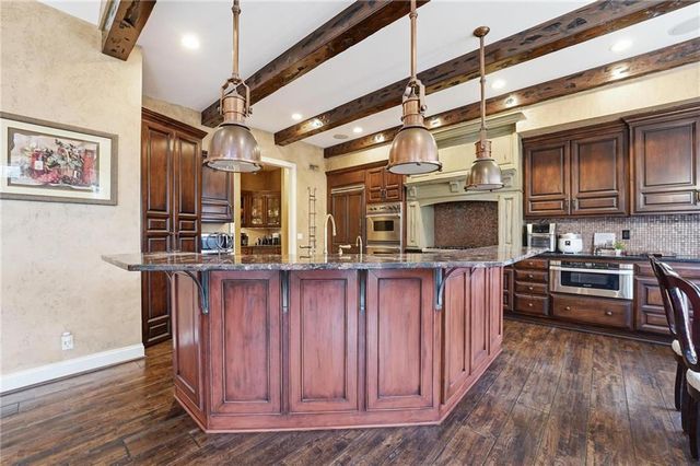 7060 N National Drive, Parkville, MO 64152