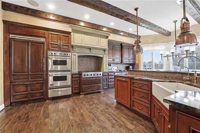 7060 N National Drive, Parkville, MO 64152