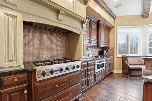 7060 N National Drive, Parkville, MO 64152