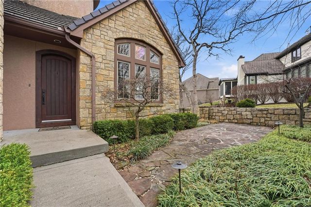 7060 N National Drive, Parkville, MO 64152