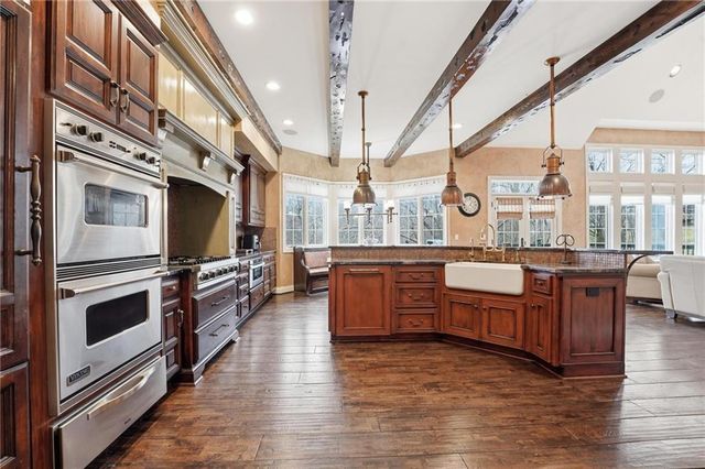 7060 N National Drive, Parkville, MO 64152