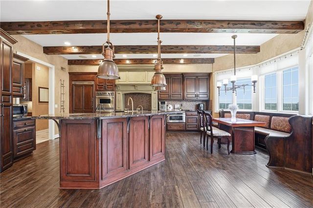 7060 N National Drive, Parkville, MO 64152