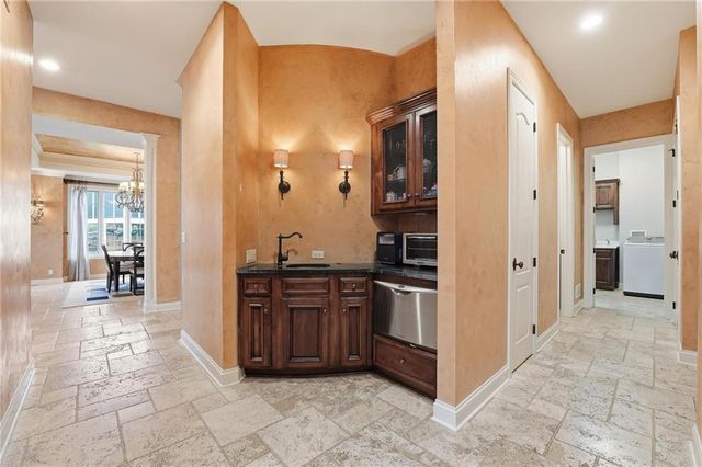 7060 N National Drive, Parkville, MO 64152