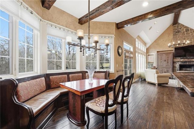 7060 N National Drive, Parkville, MO 64152