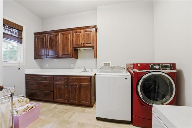 7060 N National Drive, Parkville, MO 64152