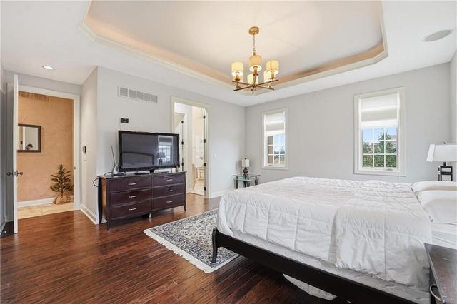 7060 N National Drive, Parkville, MO 64152