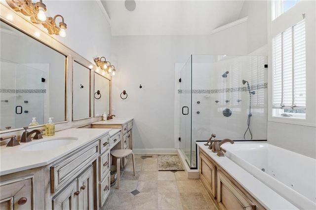 7060 N National Drive, Parkville, MO 64152