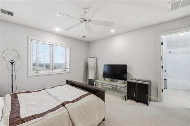 7060 N National Drive, Parkville, MO 64152