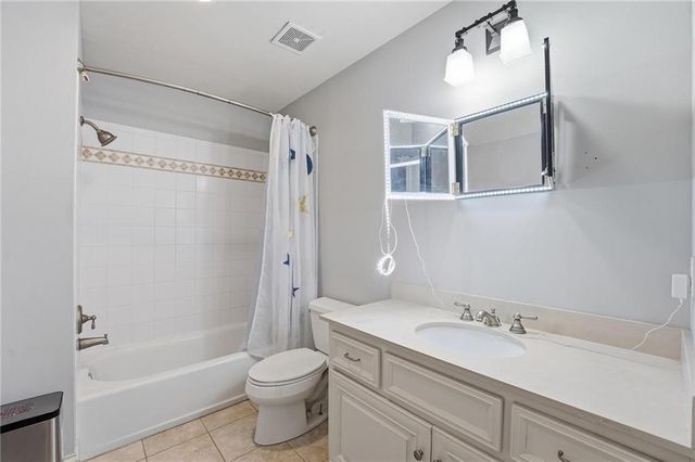 7060 N National Drive, Parkville, MO 64152