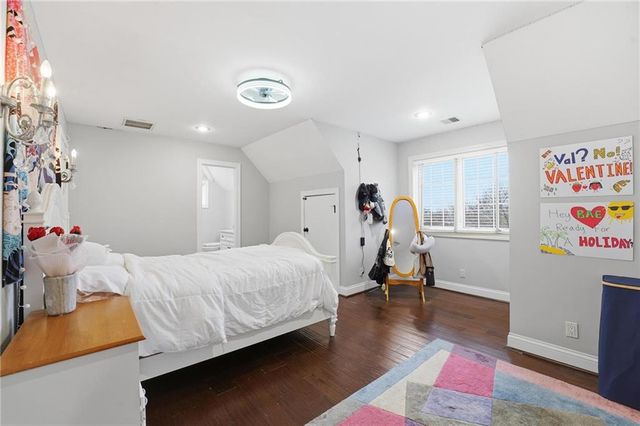 7060 N National Drive, Parkville, MO 64152