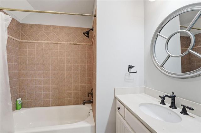 7060 N National Drive, Parkville, MO 64152