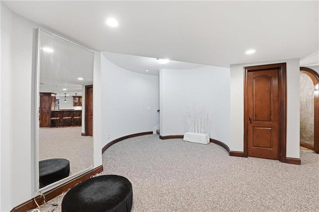 7060 N National Drive, Parkville, MO 64152