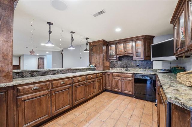 7060 N National Drive, Parkville, MO 64152