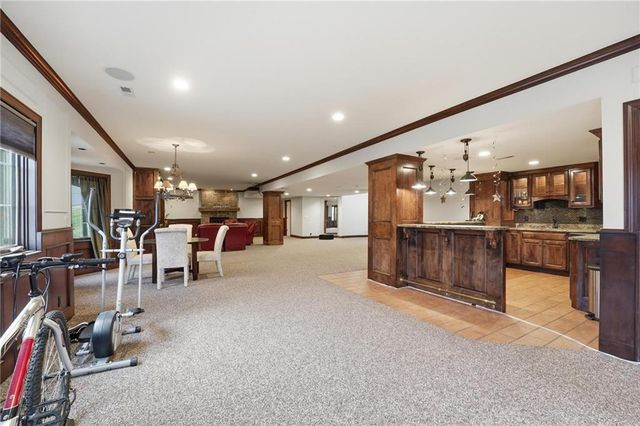 7060 N National Drive, Parkville, MO 64152