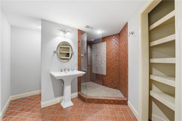 7060 N National Drive, Parkville, MO 64152