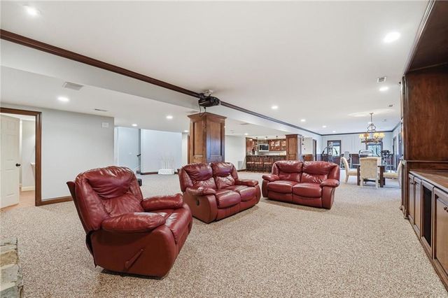 7060 N National Drive, Parkville, MO 64152