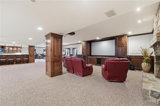 7060 N National Drive, Parkville, MO 64152