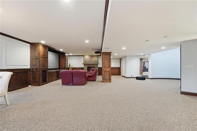 7060 N National Drive, Parkville, MO 64152