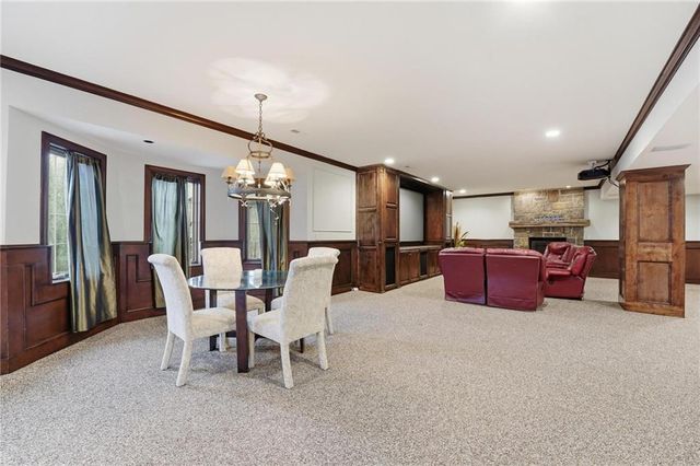 7060 N National Drive, Parkville, MO 64152