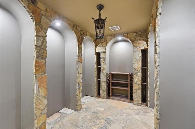 7060 N National Drive, Parkville, MO 64152