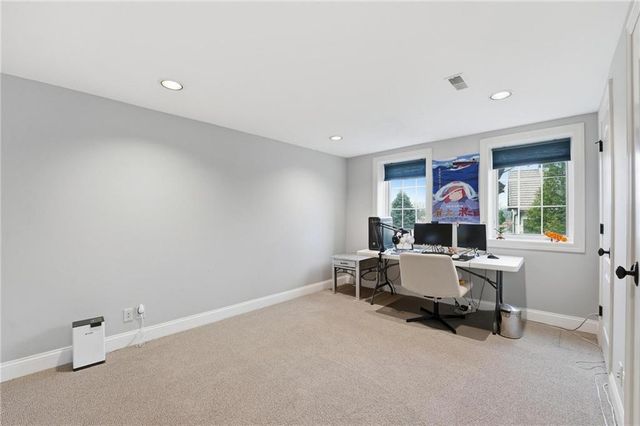 7060 N National Drive, Parkville, MO 64152