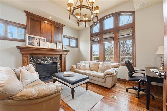 7060 N National Drive, Parkville, MO 64152