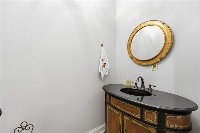 7060 N National Drive, Parkville, MO 64152