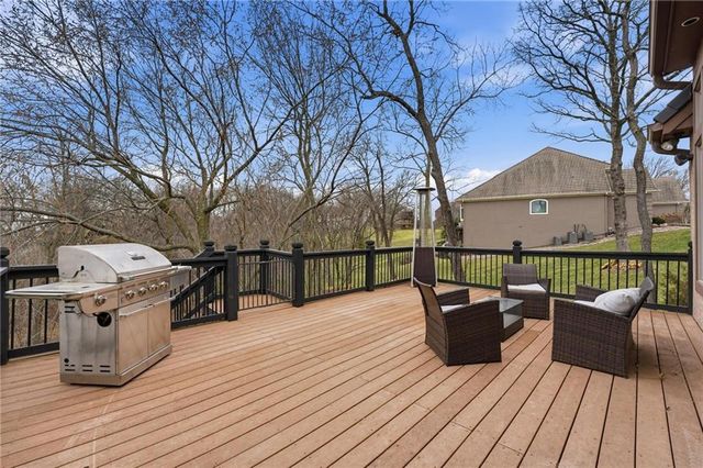 7060 N National Drive, Parkville, MO 64152