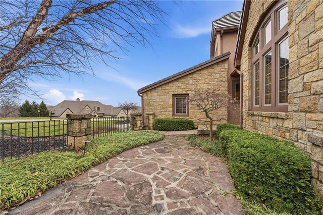 7060 N National Drive, Parkville, MO 64152