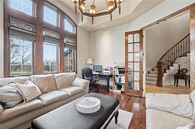 7060 N National Drive, Parkville, MO 64152