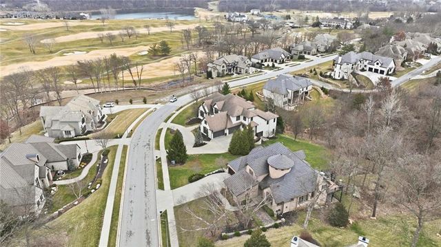 7060 N National Drive, Parkville, MO 64152