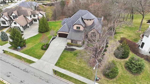 7060 N National Drive, Parkville, MO 64152