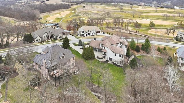 7060 N National Drive, Parkville, MO 64152