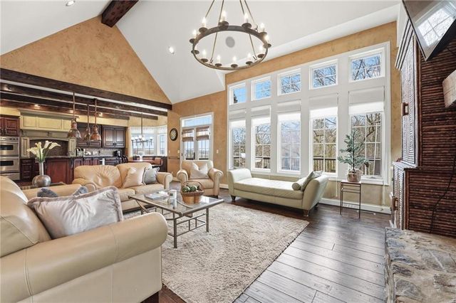 7060 N National Drive, Parkville, MO 64152