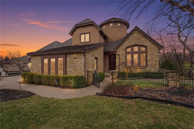 7060 N National Drive, Parkville, MO 64152