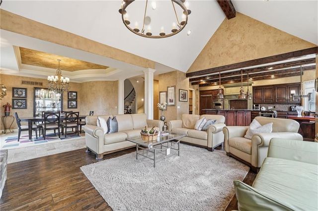 7060 N National Drive, Parkville, MO 64152