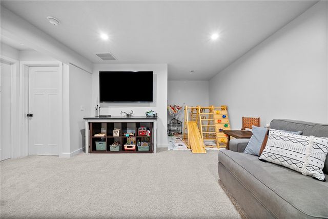 125 Hidden Springs Dr, Connoquenessing Boro, PA 16053