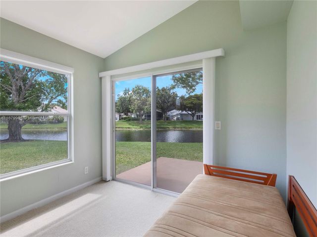 2549 Egret Lake Dr, Green Acres, FL 33413